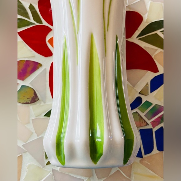 BNWT Sleek, Elegant Flower Vase Featuring Yellow Tulip Flowers, Scalloped Edge💐 - Picture 9 of 16